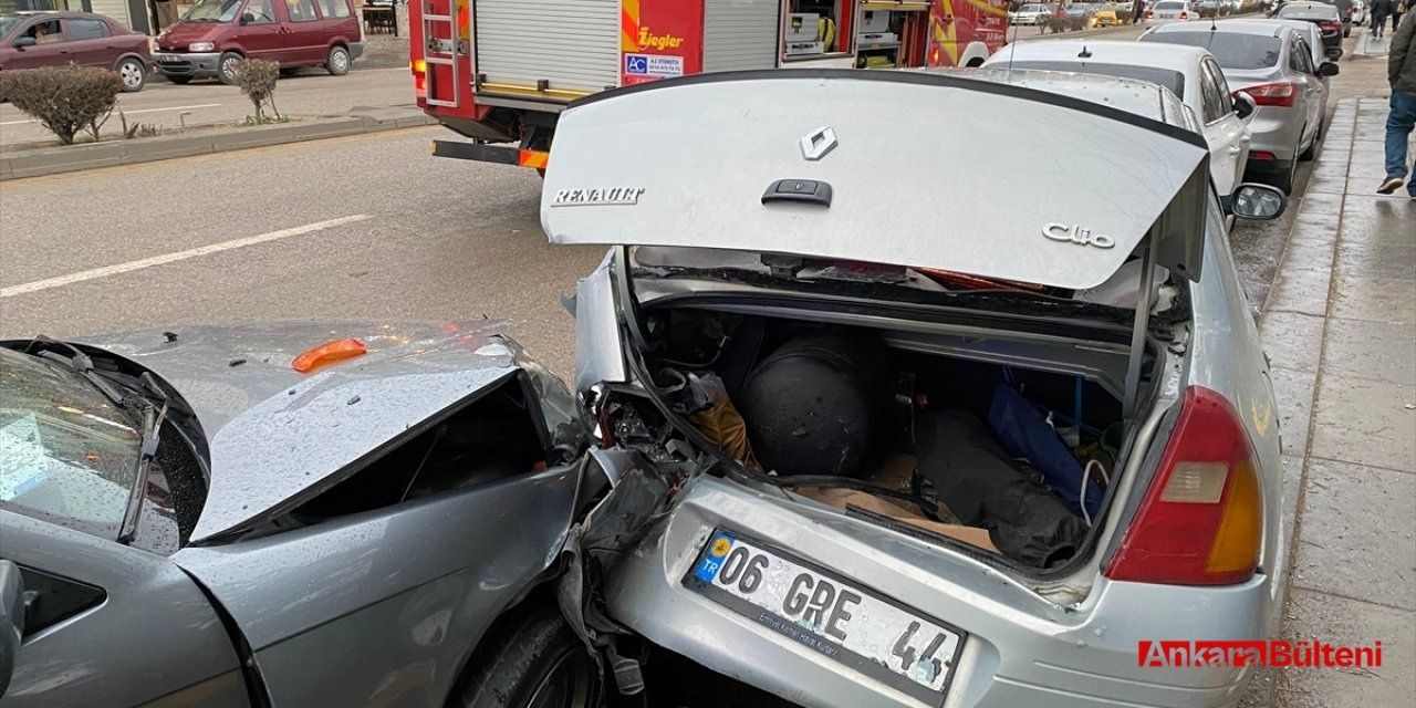 Ankara'da sürücü park halindeki 5 arabaya çarptı!