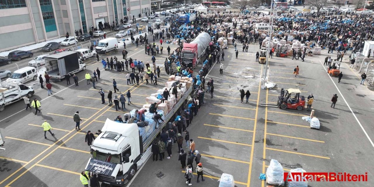 Ankara Büyükşehir Belediyesi'nden deprem bölgesine su yardımı!