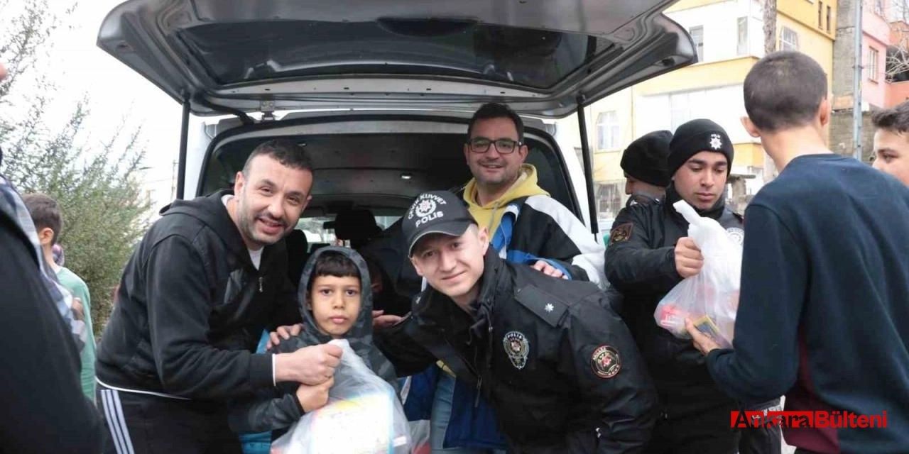 Ankara İl Emniyet Müdürlüğü ekiplerinden depremzede çocuklara oyuncak