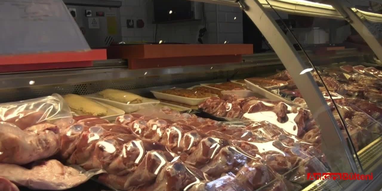 Ankara'da Ucuz Et Satışının Yerinin değişmesi uzun kuyrukları iki bina arasına sıkıştırdı!