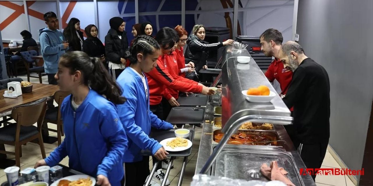 Depremin ardından Ankara'ya gelen hentbolcular iftar yemeğinde toplandı