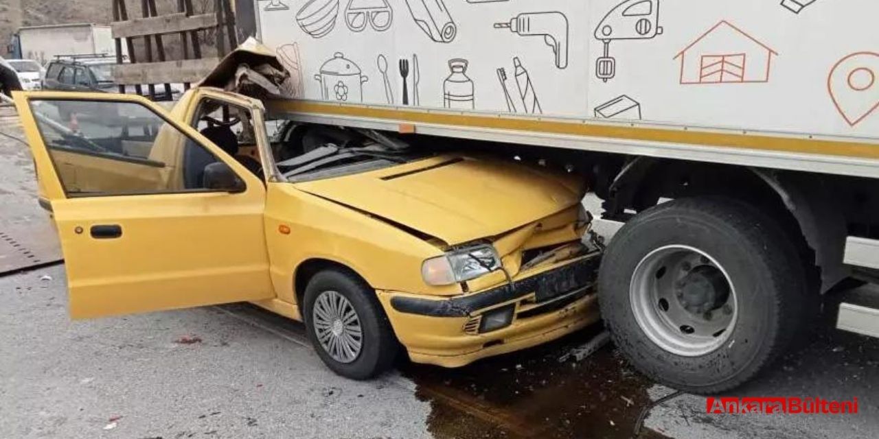 Ankara'da kamyonetin altına giren aracın sürücüsü ağır yaralandı