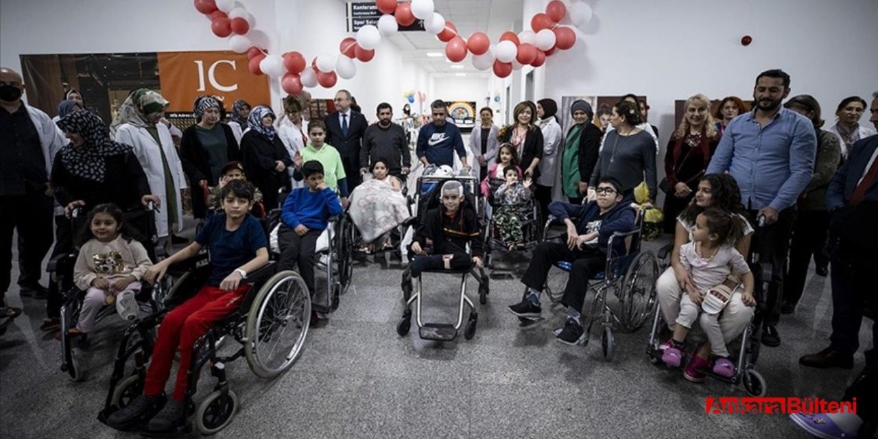 Depremzede çocukların hastanede yaptığı resimler sergilendi!