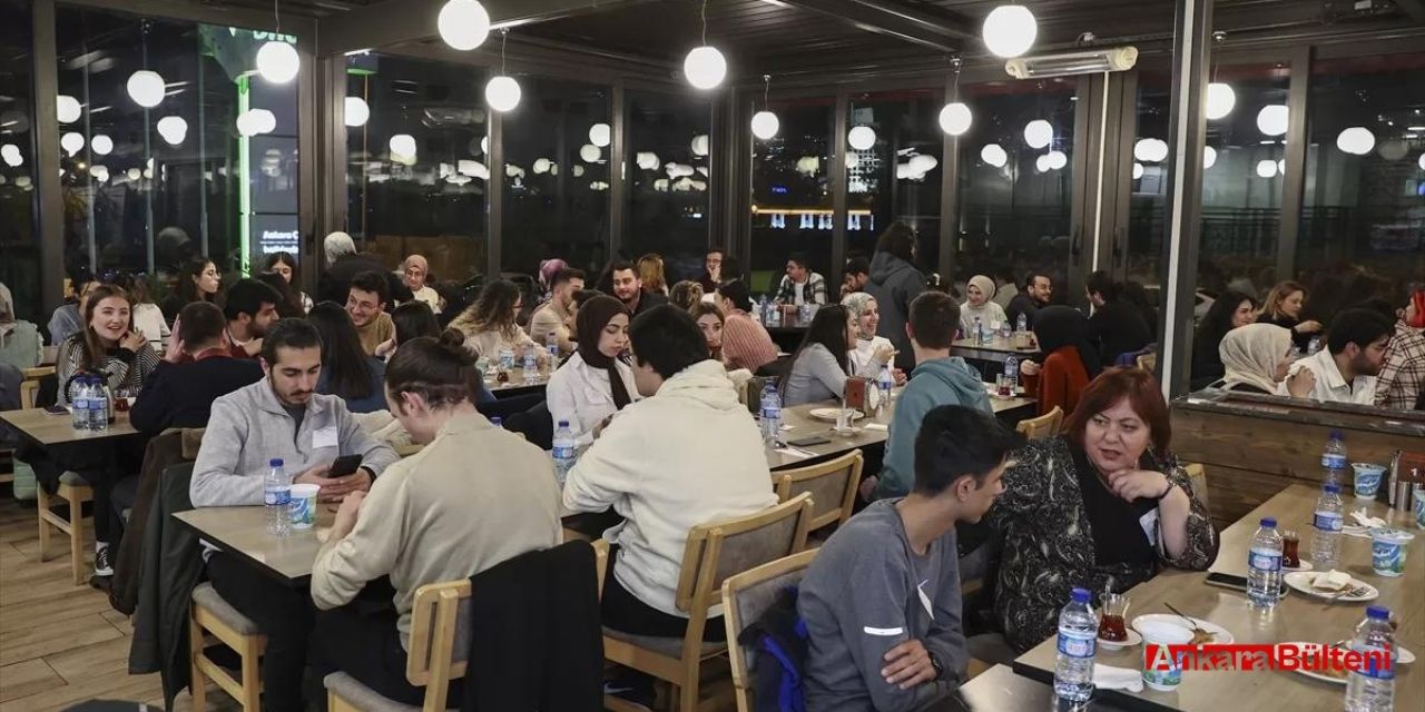 Kadın Hekimler Eğitime Destek Vakfı depremzede üniversite öğrencileri için iftar programı düzenledi