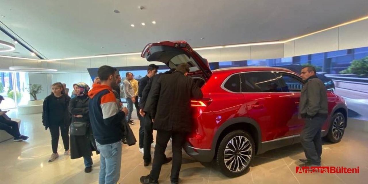 Ankara'da açılan Togg deneyim merkezine Ankaralılardan yoğun ilgi