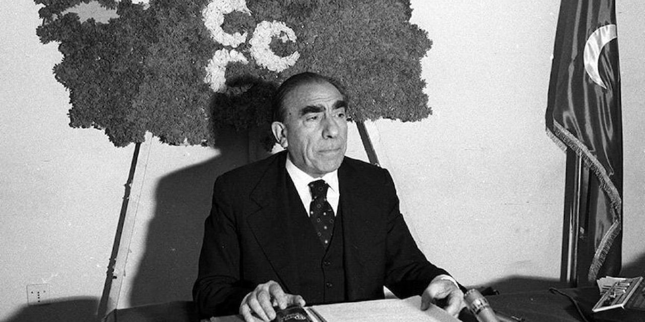 Mansur Yavaş MHP'nin kurucusu Alparslan Türkeş'i ölüm yıldönümünde andı!