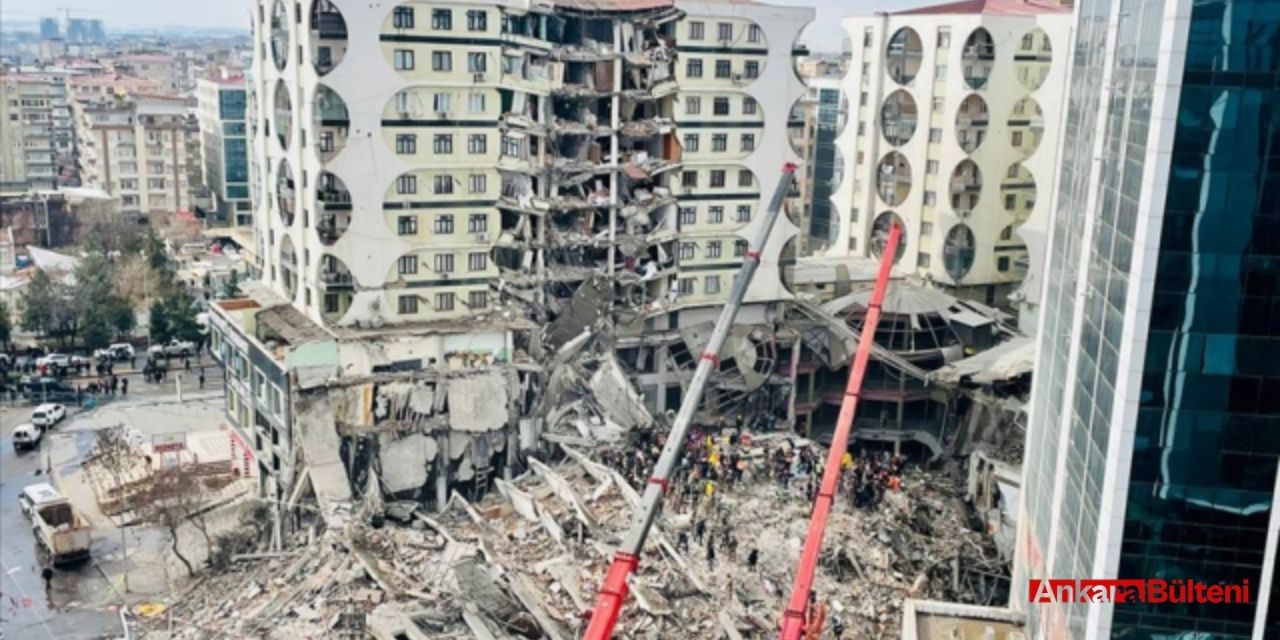 Depremde yıkılan sitenin müteahhidi Ankara'da yakalandı