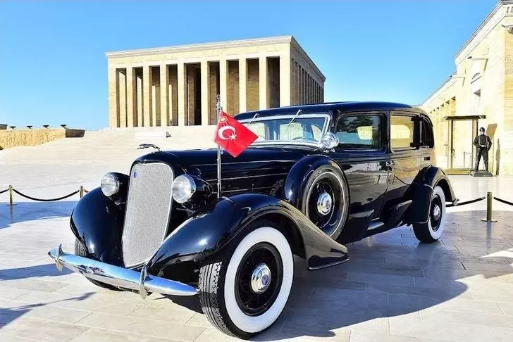 Mustafa Kemal Atatürk'ün aracı Anıtkabir'de ziyaretçilere açıldı