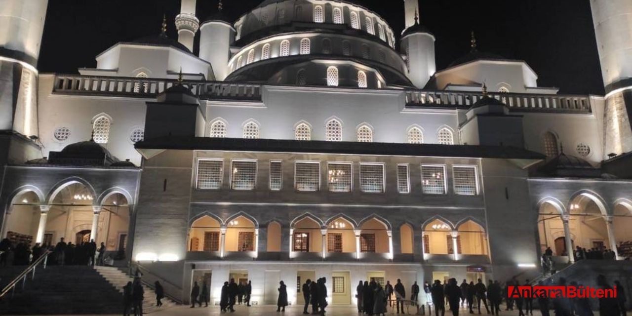 Ankara'da Kadir Gecesi dolayısıyla camiler doldu taştı!