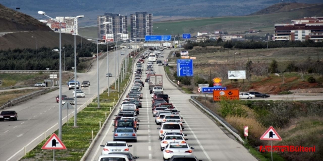 Ankara'da bayram dönüşü trafiği oluştu!