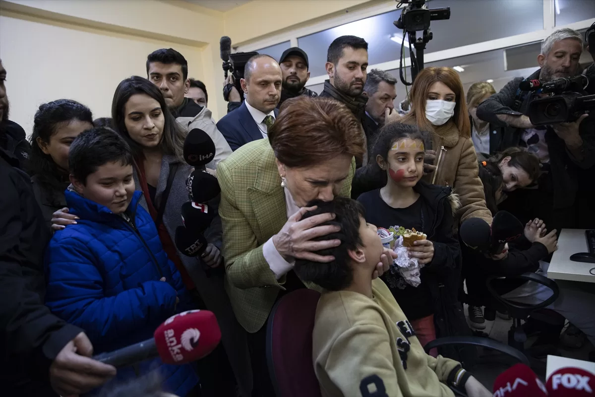 iyi-parti-genel-baskani-aksener-ankaraya-gelen-depremzedeleri-ziyaret-etti-e0c5cdc-jpg.webp
