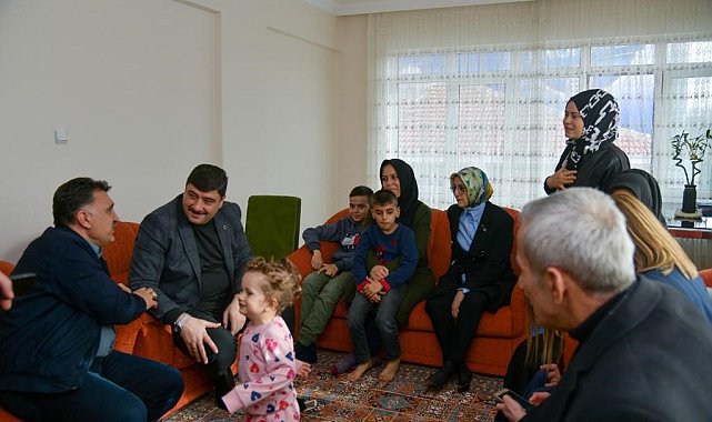ak-parti-ankara-milletvekili-cam39dan-depremzedelere-ziyaret.jpg