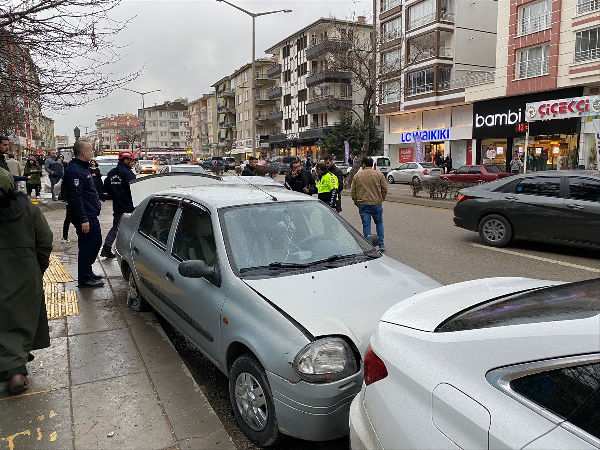 park-halindeki-5-araca-carpan-otomobilin-surucusu-yaralandi.jpg