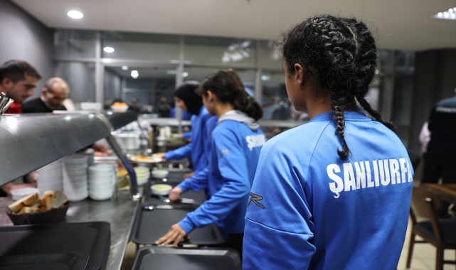 deprem-bolgesinden-ankara-ya-gelen-hentbolcular-iftarda-bulustu.jpg