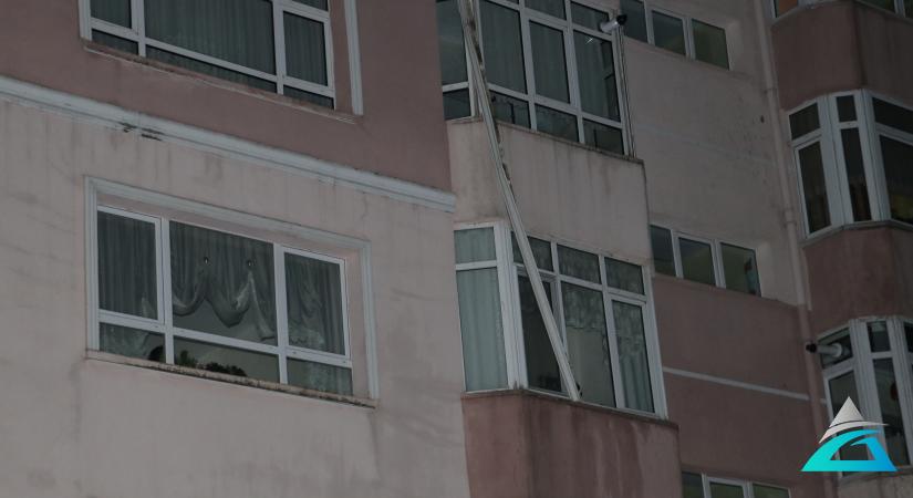 ankarada-ruzgarin-ucurdugu-catidan-kopan-parcalar-yan-bina-ve-araclara-isabet-etti-3-kge9abyg.jpg