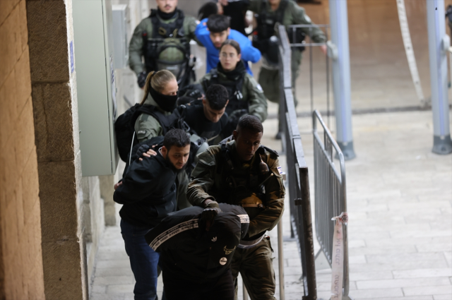 son-dakika-israil-gucleri-mescid-i-aksa-ya-15743234-2557-m.jpg