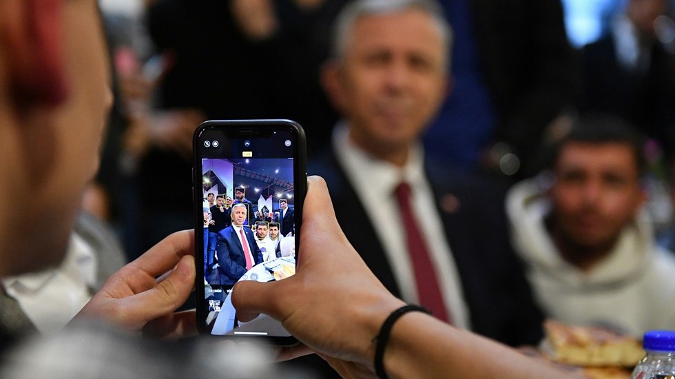 mansur-yavas-tan-cikar-telefonunu-diyen-dayilara-gonderme-tum-genclerimizin-en-guzel-cep-telefonuna-sahip-olmak-hakkidir.jpg