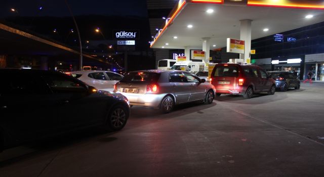 zam-kararinin-ardindan-petrol-istasyonlarinda-uzun-kuyruklar-olustu-1645808721.jpeg