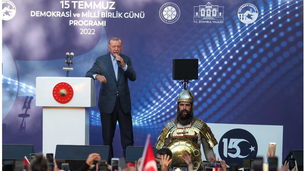 125931753-cumhurbaskani-erdogan-6li-masada-sehitlerimizin-esamesi-okunuyor-mu-1-5271-dhaphoto13.jpg